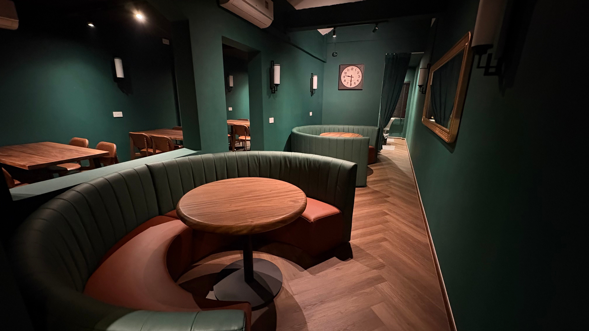 TopTier Institute lounge — private booths and trader meetups